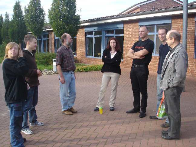 Besprechung vor der Herberge